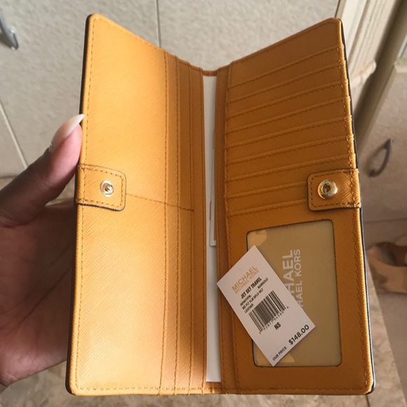 Micheal Kors bifold 🛍 - Picture 2 of 5